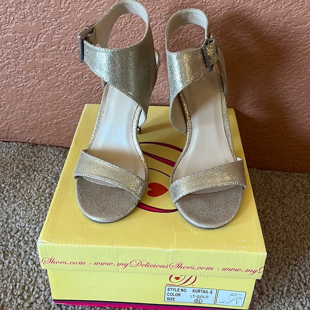 Heels size 5 1/2 in gold